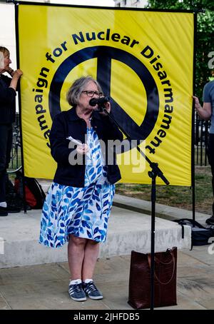 Lindsey German, Gründerin von Stop the war, spricht vor Protest der CND und Stoppt den Krieg in Whitehall, um gegen die NATO und ihre Politik gegenüber Ukrain 2022 zu protestieren. London 2022 Stockfoto