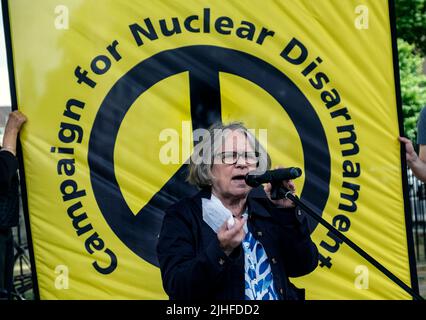 Lindsey German, Gründerin von Stop the war, spricht vor Protest der CND und Stoppt den Krieg in Whitehall, um gegen die NATO und ihre Politik gegenüber Ukrain 2022 zu protestieren. London 2022 Stockfoto