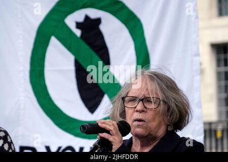 Lindsey German, Gründerin von Stop the war, spricht vor Protest der CND und Stoppt den Krieg in Whitehall, um gegen die NATO und ihre Politik gegenüber Ukrain 2022 zu protestieren. London 2022 Stockfoto