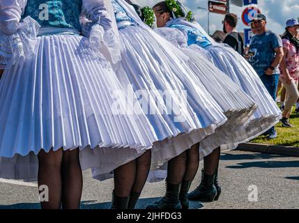 Straznice, Tschechische Republik - 25. Juni 2022 Internationales Folklore-Festival. Detail von Röcken und Petticoats der Frauen Volkstracht Stockfoto