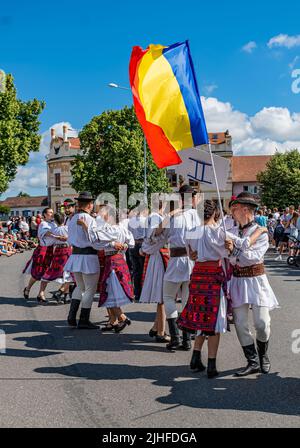 Straznice, Tschechische Republik - 25. Juni 2022 Internationales Folklore-Festival. Männer und Frauen in rumänischen Volkstrachten Stockfoto