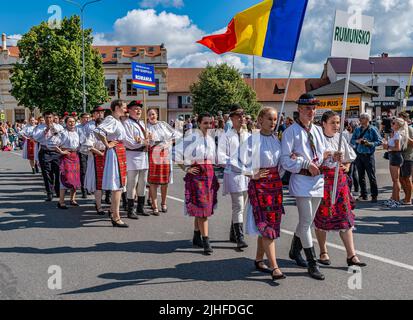 Straznice, Tschechische Republik - 25. Juni 2022 Internationales Folklore-Festival. Männer und Frauen in rumänischen Volkstrachten Stockfoto