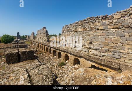 Überreste der Fundamente der Basilika in der antiken Stadt Aspendos, Türkei Stockfoto