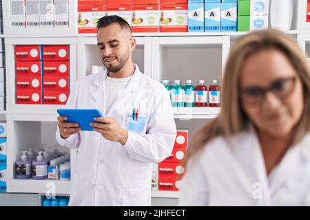 Apotheker mit Touchpad, der in der Apotheke arbeitet Stockfoto