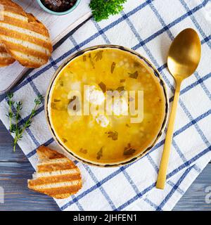 Cremige Suppe mit Hühnerfleischbällchen. Fleischbällersuppe in einer Schüssel Stockfoto