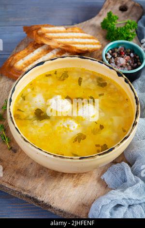 Cremige Suppe mit Hühnerfleischbällchen. Fleischbällersuppe in einer Schüssel Stockfoto