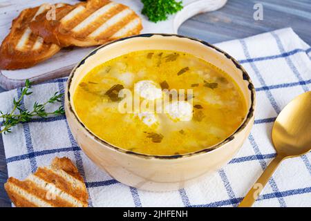 Cremige Suppe mit Hühnerfleischbällchen. Fleischbällersuppe in einer Schüssel Stockfoto