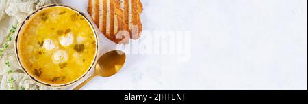 Cremige Suppe mit Hühnerfleischbällchen. Fleischbällersuppe in einer Schüssel Stockfoto