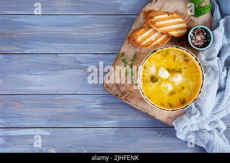 Cremige Suppe mit Hühnerfleischbällchen. Fleischbällersuppe in einer Schüssel Stockfoto