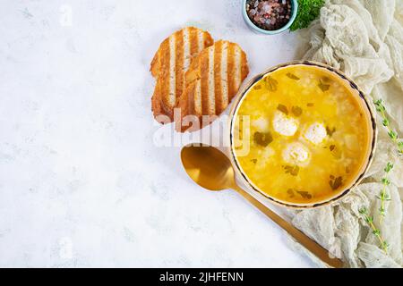 Cremige Suppe mit Hühnerfleischbällchen. Fleischbällersuppe in einer Schüssel Stockfoto