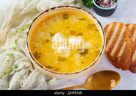 Cremige Suppe mit Hühnerfleischbällchen. Fleischbällersuppe in einer Schüssel Stockfoto