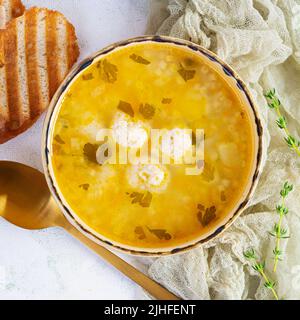 Cremige Suppe mit Hühnerfleischbällchen. Fleischbällersuppe in einer Schüssel Stockfoto