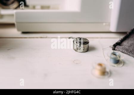 Nähmaschine, Zubehör und Stoff. Gemütlicher, kreativer Nähprozess zu Hause Stockfoto