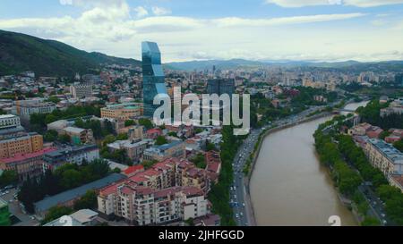 Szenische Drohnenaufnahme von Tiflis und dem Fluss Mtkvari, Georgien, Europa. Hochwertige Fotos Stockfoto