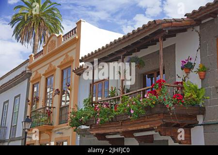 Historische Herrenhäuser mit traditionellen Holzbalkonen, Altstadt, seit 1979 unter Schutz, Teror, Kanarische Inseln, Spanien, Europa Stockfoto