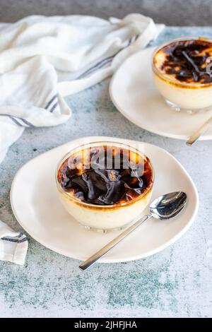 Reispudding. Reispudding Dessert aus Milch, Zucker und Reis auf einem Steinhintergrund. Türkische Küche Delikatessen. Nahaufnahme Stockfoto