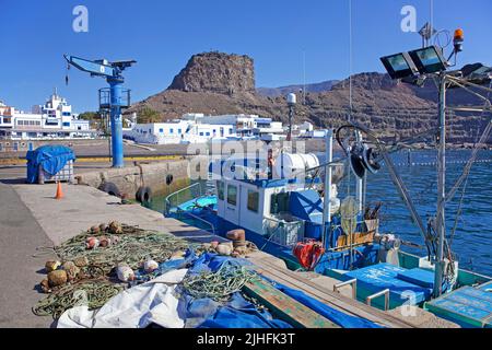 Fischerboot im Hafen von Puerto de las Nieves, Rock Dedo de Dios (Finger of god) Westküste der Kanarischen Inseln, Spanien, Europa Stockfoto