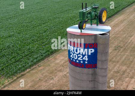 Momence, Illinois - Ein Silo auf einer Farm in Illinois trägt ein Schild, das Donald Trump 2024 zum Präsidenten befördert. Stockfoto
