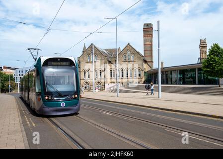 Straßenbahn auf der Goldsmith Street auf dem Campus der Trent University City, Nottinghamshire, England Stockfoto