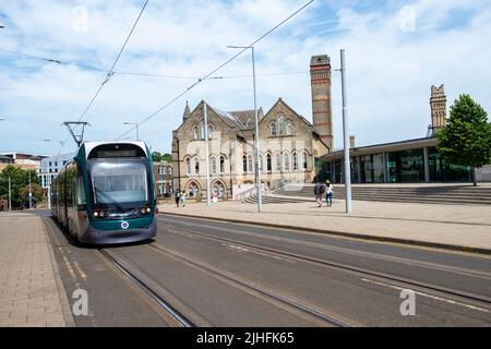 Straßenbahn auf der Goldsmith Street auf dem Campus der Trent University City, Nottinghamshire, England Stockfoto