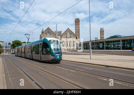 Straßenbahn auf der Goldsmith Street auf dem Campus der Trent University City, Nottinghamshire, England Stockfoto