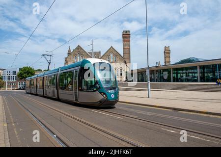 Straßenbahn auf der Goldsmith Street auf dem Campus der Trent University City, Nottinghamshire, England Stockfoto