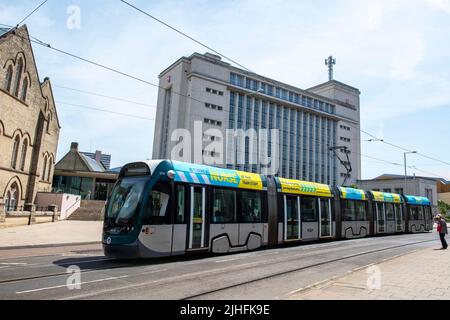 Straßenbahn auf der Goldsmith Street auf dem Campus der Trent University City, Nottinghamshire, England Stockfoto