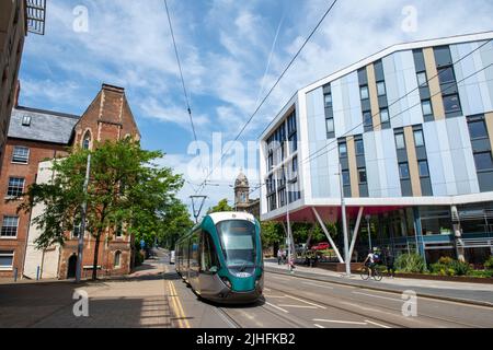 Straßenbahn auf der Goldsmith Street auf dem Campus der Trent University City, Nottinghamshire, England Stockfoto