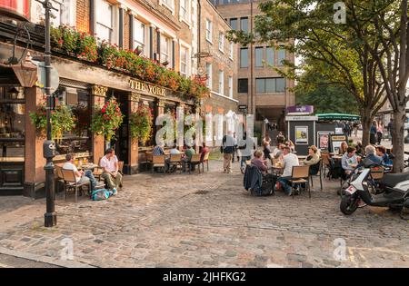 London, Großbritannien - 13. September 2013: The York - traditioneller britischer Pub im Freien. Berühmt für Kühe, die einst bis zur Hintertür grasten. Stockfoto
