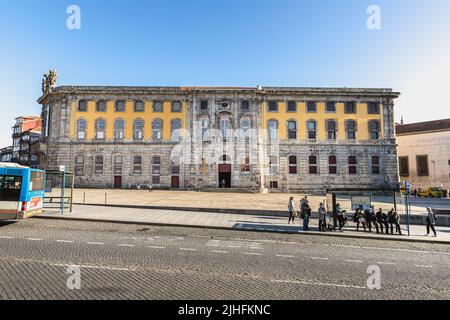 Porto, Portugal - 23. Oktober 2020: Fassade des portugiesischen Museums für Elektrizität und Fotografie im historischen Stadtzentrum an einem Herbsttag Stockfoto