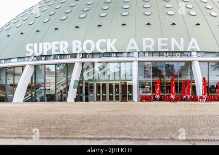 Porto, Portugal - 23. Oktober 2020: Fassade und Straßenatmosphäre des Pavillons der Super Bock Arena Rosa Mota, einer großen Aufführungshalle in der Stadt auf einem Stockfoto