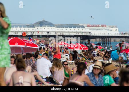 Der Strand von Brighton ist voll, da die Leute versuchen, die Hitzewelle 2022 zu überbieten Stockfoto