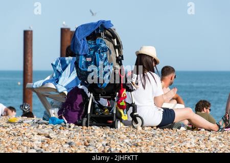 Der Strand von Brighton ist voll, da die Leute versuchen, die Hitzewelle 2022 zu überbieten Stockfoto