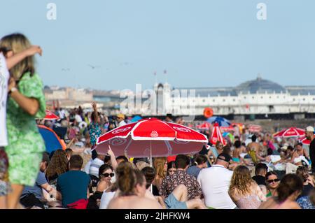 Der Strand von Brighton ist voll, da die Leute versuchen, die Hitzewelle 2022 zu überbieten Stockfoto