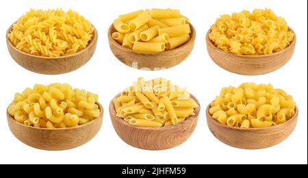 Rohe Makkaroni-Pasta in Holzschüssel isoliert auf weißem Hintergrund mit Clipping-Pfad und voller Schärfentiefe. Set oder Collection Stockfoto