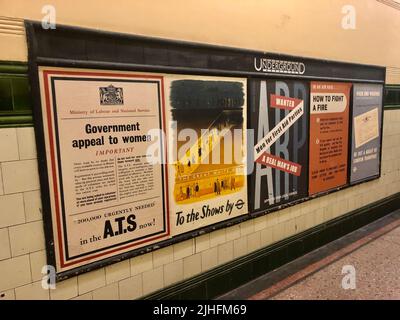Eine Reihe von Plakaten, die erste aus dem Jahr WW2, die Frauen für den Hilfsdienst rekrutieren wollte, dem Königin Elisabeth II. Angehörte. LONDON, Stockfoto