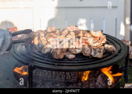 Köstliche Fleischstücke werden in Nahaufnahme auf einem Brazier gebraten. Outdoor-Küche, Gastronomie, Kochen, Street-Food-Konzept. Stockfoto