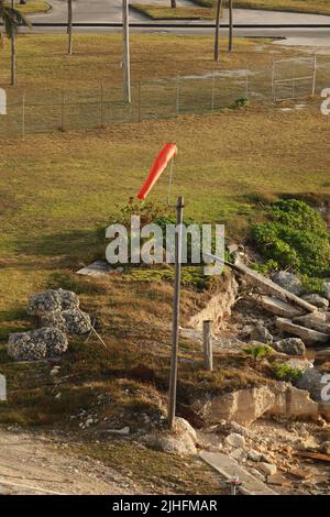 Windsack vor blauem Himmel Stockfoto