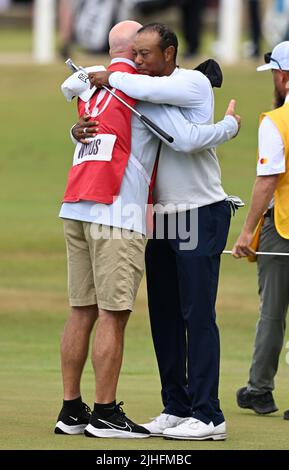 150. Open Golf Championships, zweite Runde, The Old Course St Andrews, Juli 15. 2022 Tiger Woods umarmt Caddy Joe Lacava auf dem 18. Green. Stockfoto