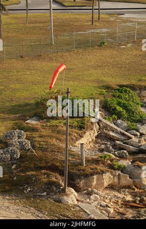 Windsack vor blauem Himmel Stockfoto