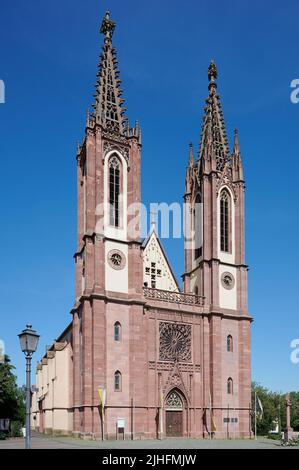 Pfarrkirche in Geisenheim in Deutschland, an einem klaren Sommertag als Rheingauer Dom bekannt Stockfoto