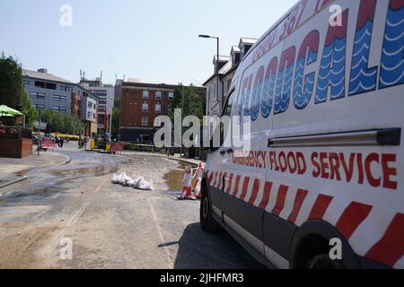 Sandsäcke an der Queens Road, Kingston upon Thames nach einem Wasserbruch hat die Hauptwasserleitung die Straßen im Südwesten Londons überflutet, da die Temperaturen in ganz Großbritannien anstiegen. Rund 70 Feuerwehrleute und 10 Feuerwehrfahrzeuge reagierten am Montagmorgen auf die Szene auf der Galsworthy Road in Kingston upon Thames, zusammen mit der Polizei. Bilddatum: Montag, 18. Juli 2022. Stockfoto