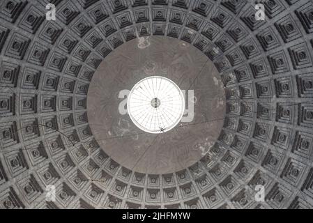 Blick auf die Deckenkuppel der katholischen Kathedrale in Neapel-Italien Stockfoto