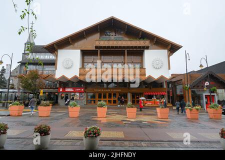 Gramado, RS, Brasilien - 19. Mai 2022: Außenansicht des Palacio dos Festivais, wo das berühmte Gramado Filmfestival stattfindet. Regentag. Stockfoto