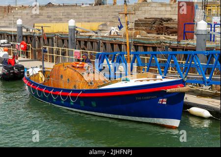 Das RNLI Vintage Lifeboat Chieftain in Whitstable Harbour, Kent, England Stockfoto