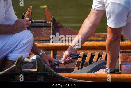 Swan-Ups checken über ein Cygnet in der Nähe von Staines-upon-Thames in Surrey, während der alten Tradition des Swan Upings, der jährlichen Zählung der Schwanenpopulation an der Themse. Bilddatum: Montag, 18. Juli 2022. Stockfoto