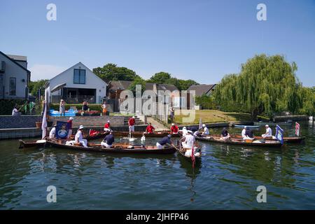 Swan-Uppers checken über ein Cygnet in der Nähe von Chertsey in Surrey, während der alten Tradition des Swan-Uppings, der jährlichen Zählung der Schwanenpopulation an der Themse. Bilddatum: Montag, 18. Juli 2022. Stockfoto