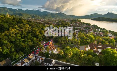 (220718) -- VIENTIANE, 18. Juli 2022 (Xinhua) -- Luftfoto vom 15. Juli 2022 zeigt eine Ansicht der Stadt Luang Prabang, einem UNESCO-Weltkulturerbe in Laos. In der Stadt Luang Prabang wurden seit der Aufhebung aller Einreisebeschränkungen durch Laos im Mai 90 Prozent der Zimmerreservierungen von thailändischen Besuchern vorgenommen. MIT dem „Northern Laos“ Luang Prabang Favorit unter den thailändischen Besuchern (Foto von Kaikeo Saiyasane/Xinhua) Stockfoto