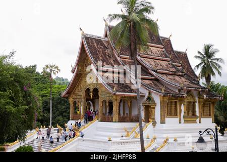 (220718) -- VIENTIANE, 18. Juli 2022 (Xinhua) -- Touristen besuchen die Stadt Luang Prabang, ein UNESCO-Weltkulturerbe in Laos, 15. Juli 2022. In der Stadt Luang Prabang wurden seit der Aufhebung aller Einreisebeschränkungen durch Laos im Mai 90 Prozent der Zimmerreservierungen von thailändischen Besuchern vorgenommen. MIT dem „Northern Laos“ Luang Prabang Favorit unter den thailändischen Besuchern (Foto von Kaikeo Saiyasane/Xinhua) Stockfoto