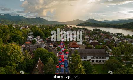 (220718) -- VIENTIANE, 18. Juli 2022 (Xinhua) -- Luftfoto vom 15. Juli 2022 zeigt eine Ansicht der Stadt Luang Prabang, einem UNESCO-Weltkulturerbe in Laos. In der Stadt Luang Prabang wurden seit der Aufhebung aller Einreisebeschränkungen durch Laos im Mai 90 Prozent der Zimmerreservierungen von thailändischen Besuchern vorgenommen. MIT dem „Northern Laos“ Luang Prabang Favorit unter den thailändischen Besuchern (Foto von Kaikeo Saiyasane/Xinhua) Stockfoto